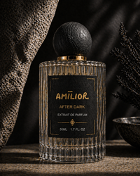 AMILIOR After Dark Extrait de Parfum Unisex 50ml – Schwarzer Flakon auf dunklem Hintergrund